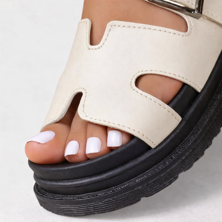 Bequeme orthopädische Alltagsschuhe für Damen. Moderne Damenwanderschuhe für maximalen Gehkomfort und leichte Schritte.