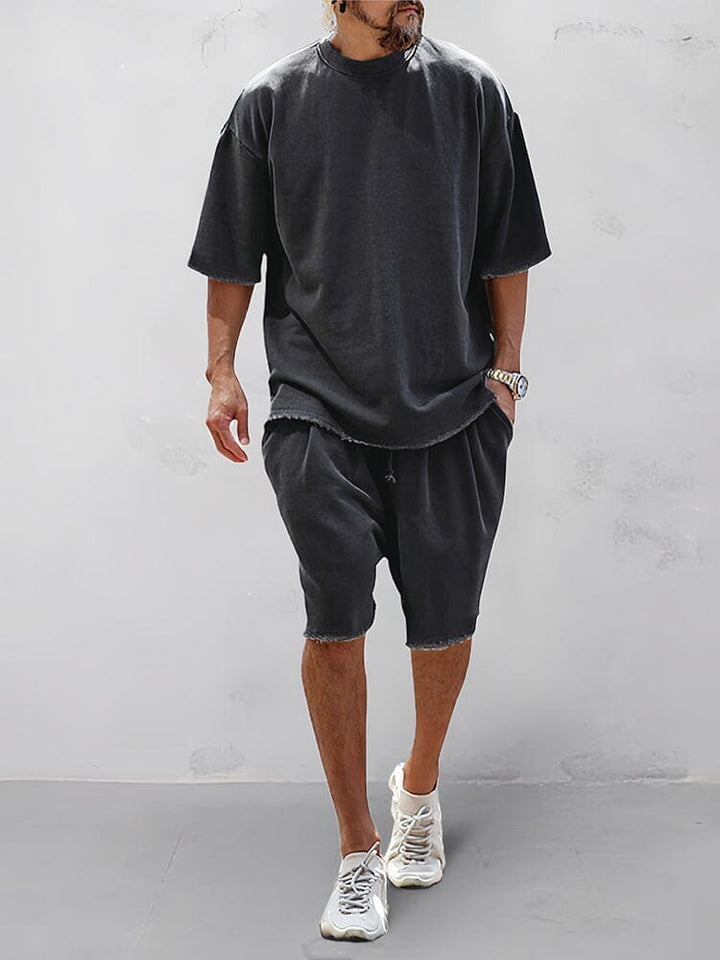 Komfortables Herren Freizeitset: Oversize Kapuzenpullover und passende Jogginghose in Unifarbe.