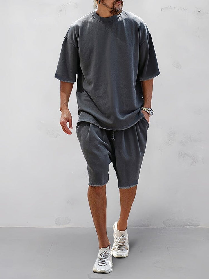 Herren Athleisure-Outfit: Bequemer Oversize Hoodie und Jogginghose im einfarbigen Casual-Stil.