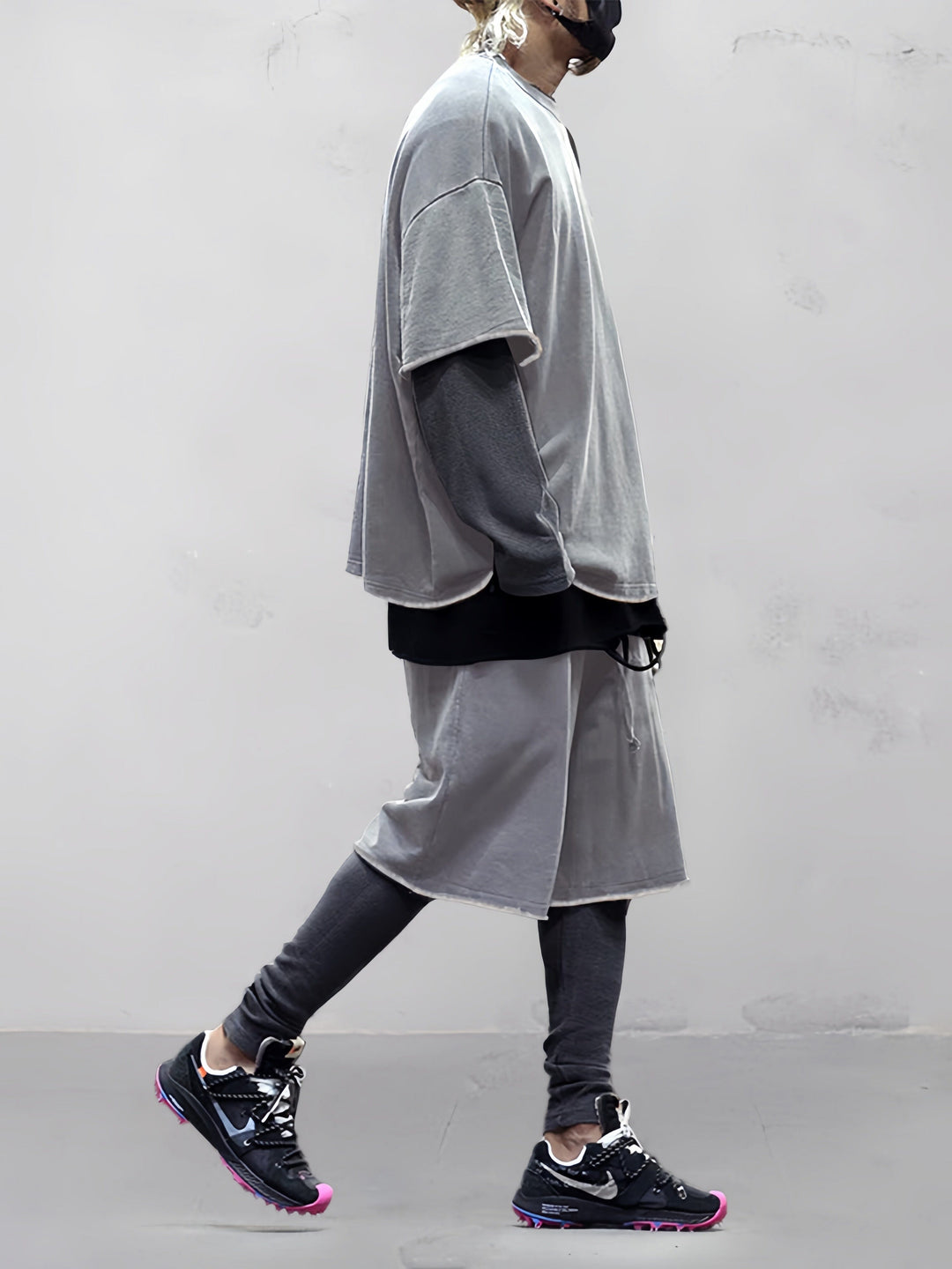 Ein Mann trägt das komfortable Oversize Herren Sportset mit Hoodie & Jogginghose, Athleisure-Stil.