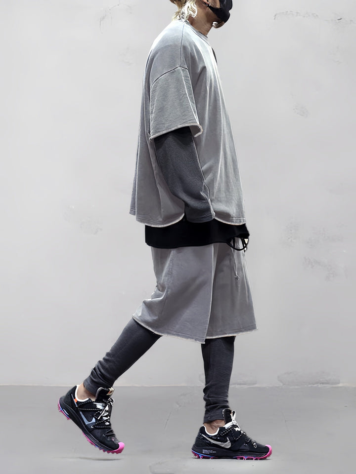 Ein Mann trägt das komfortable Oversize Herren Sportset mit Hoodie & Jogginghose, Athleisure-Stil.