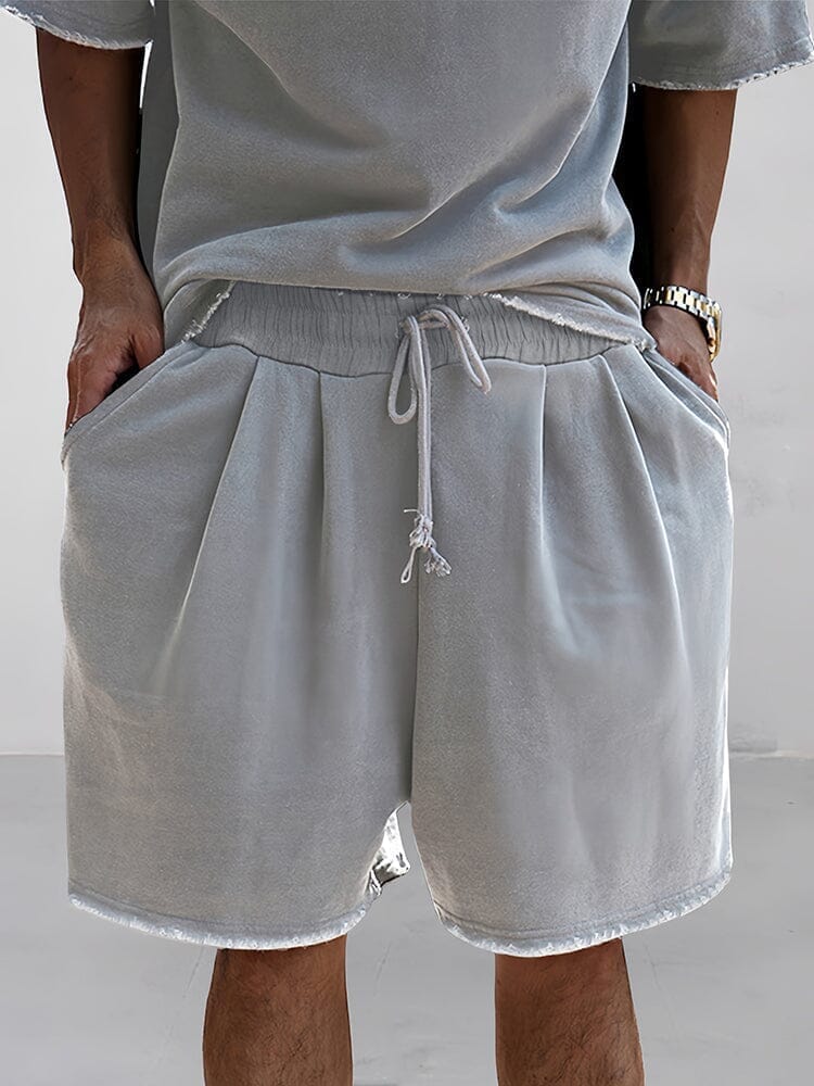 Männliches Modell im Oversize Herren Sportset, Hoodie & Jogginghose, lässig posierend.