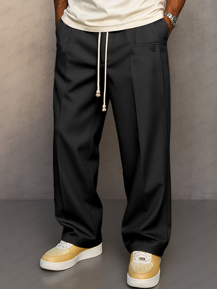Herrenhose mit Kordelzug, bequemer Passform und eleganter Bügelfalte. Perfekt für stilvolle Herrenmode.