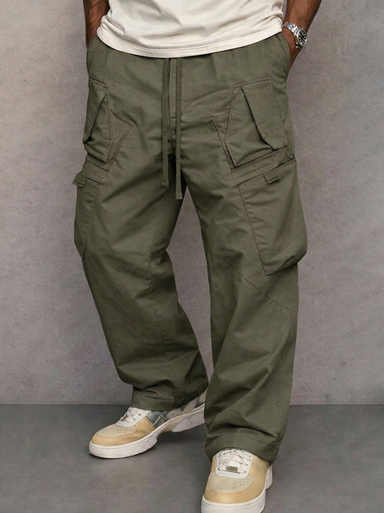 Stylische Cargo-Hose Herren in dunkler Farbe, kombiniert Komfort mit Streetwear-Ästhetik.