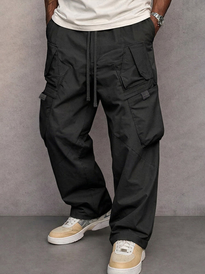 Nahaufnahme des robusten Stoffs einer Herren Cargo-Hose, perfekt für Outdoorhose & Herbstmode.