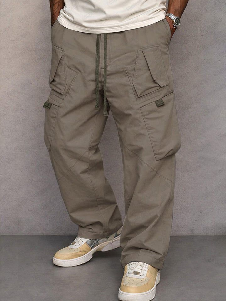 Modische Herren Taschenhose für den Alltag, unterstreicht den Utility-Stil und Komfort.