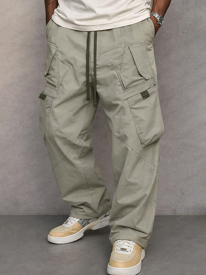 Detailansicht der praktischen Taschen an einer Herren Cargo-Hose, ideal für Utility-Stil.