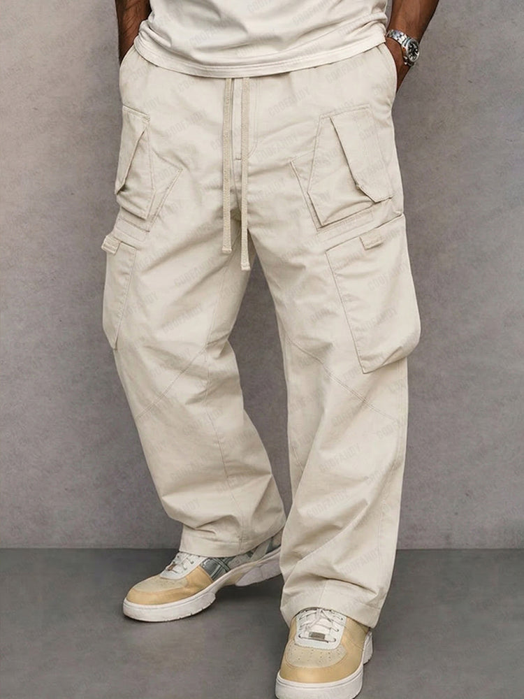 Männer Cargo-Hose mit lockerem Schnitt, ideal als Casual- oder Outdoorhose.