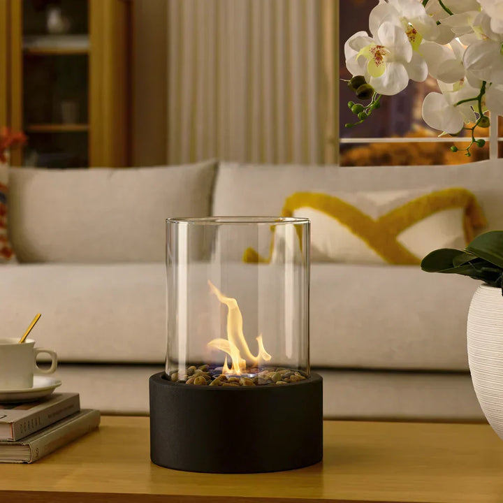 Moderne Mini-Feuerstelle für den Außenbereich, ideal für Terrassen & Balkone, sorgt für angenehme Wärme.