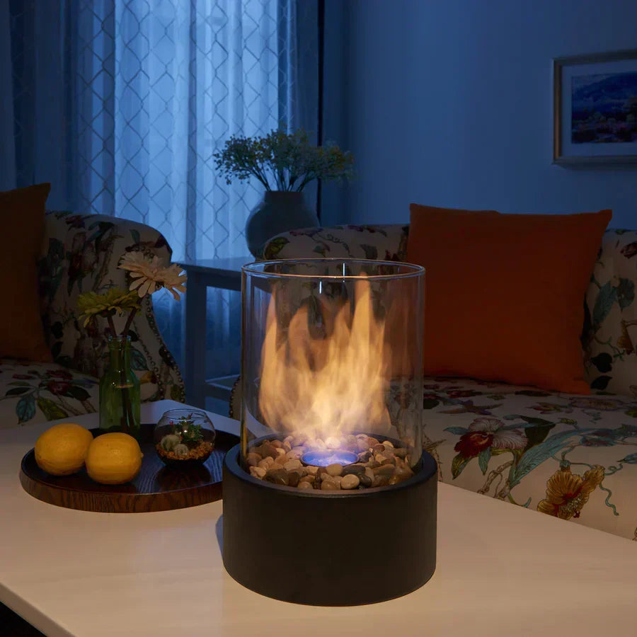 Gemütliche Bioethanol-Tischfeuerstelle für den Innenbereich, schafft warme Atmosphäre und stilvolle Dekoration.