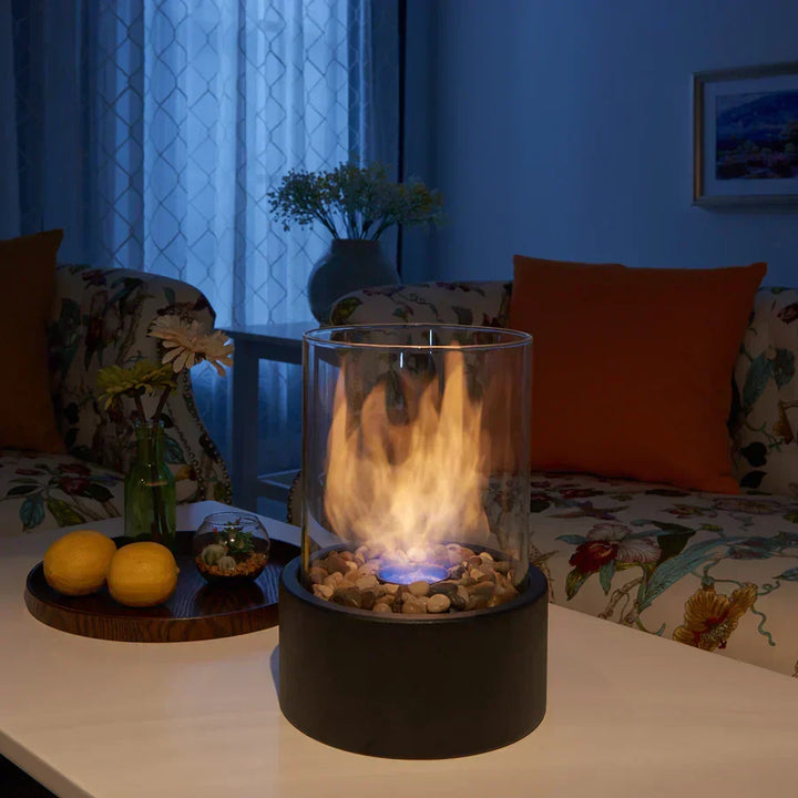 Gemütliche Bioethanol-Tischfeuerstelle für den Innenbereich, schafft warme Atmosphäre und stilvolle Dekoration.