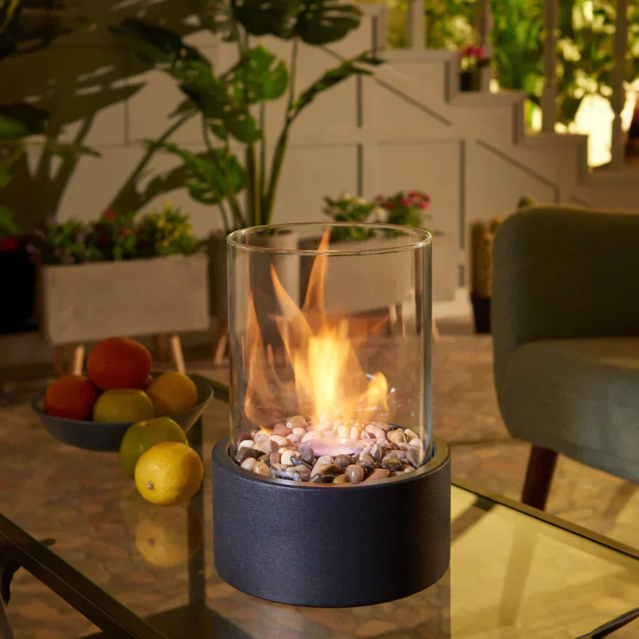 Elegante Mini-Tischfeuerstelle mit Bioethanol für gemütliche Wärme und stilvolle Dekoration innen & außen.