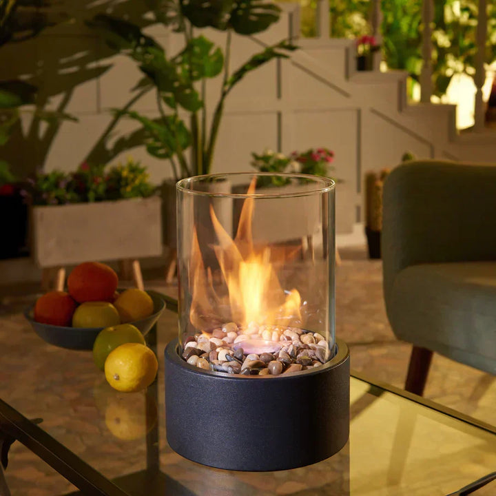 Elegante Mini-Tischfeuerstelle mit Bioethanol für gemütliche Wärme und stilvolle Dekoration innen & außen.