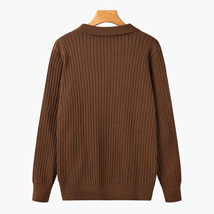Seitliche Ansicht des Herren-Langarm-Poloshirts. Moderner Schnitt, eleganter Strick und Knopfleiste.