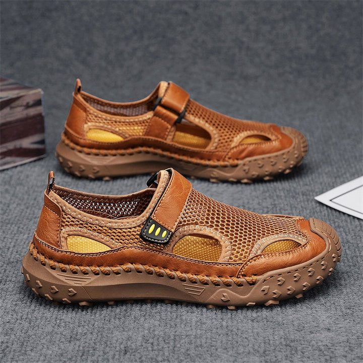 Robuste Herren Reisesandalen: Slip-On, geschlossene Spitze & atmungsaktiv. Ideal für lange Spaziergänge.