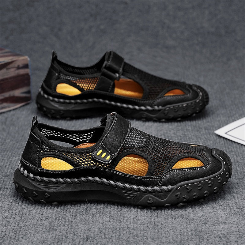 Bequeme Herren Freizeitsandalen mit geschlossener Zehenkappe, Slip-On Design. Perfekt für den Alltag.