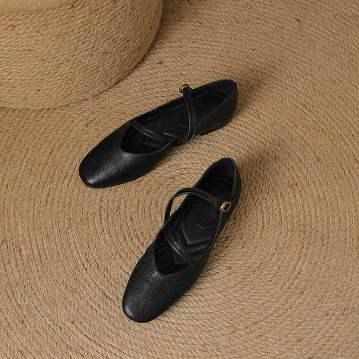 Seitliche Ansicht der braunen Vintage Mary Jane Ballerinas, elegante Damenschuhe, bequemer Klassiker.