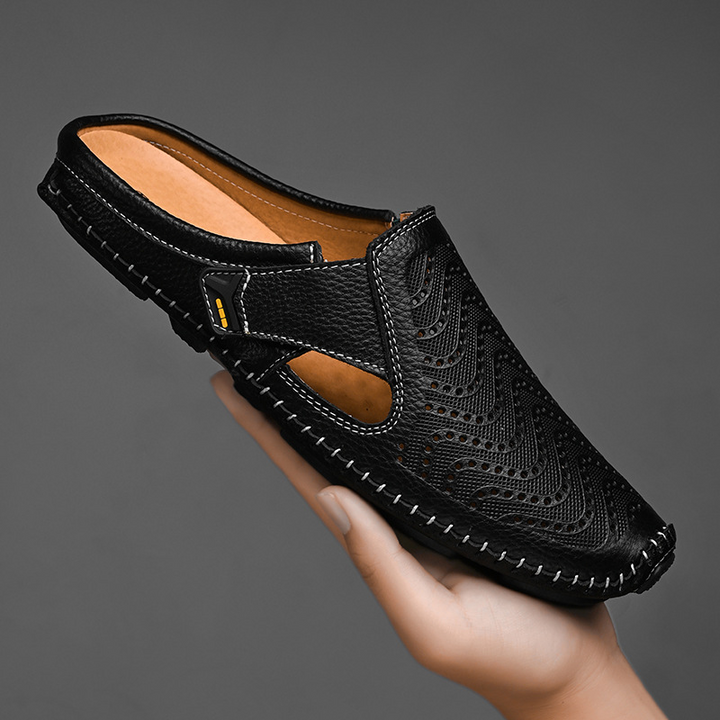 Paar Herren Sandalen: Zwei bequeme & atmungsaktive Sommersandalen, bereit für alle Freizeitaktivitäten im Sommer.