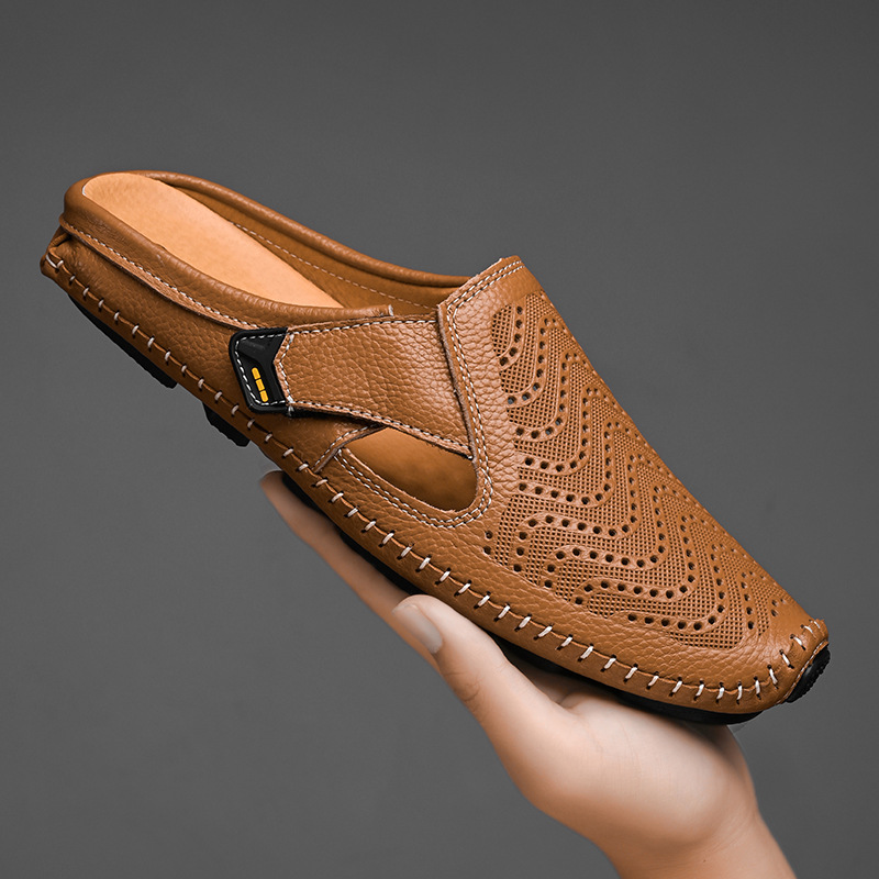 Stylische Herren Sandale: Seitenansicht der atmungsaktiven Sommersandalen mit robustem Profil & verstellbarem Riemen.