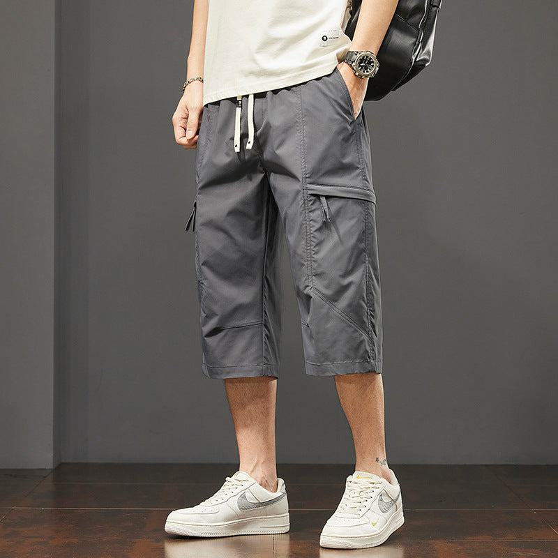 Nahaufnahme der Herren Cargo Shorts: Detail des verstellbaren Bundes & der Seitentaschen, betont den Komfort & Stauraum.