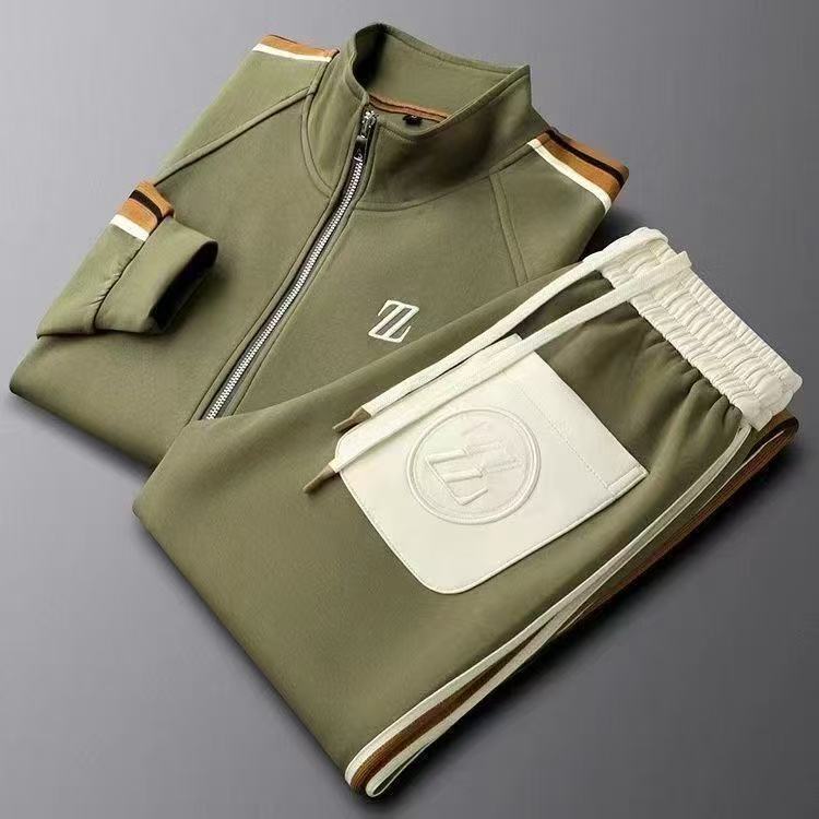 Detailansicht: Hochwertige Reißverschlussjacke & Kordelzughose des Männer Trainingsanzugs. Komfortabel & robust.