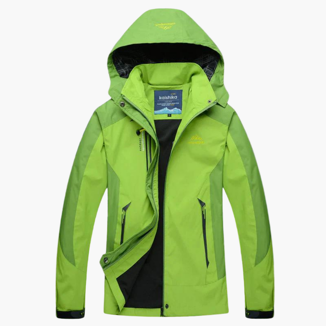 Damen Campingjacke, atmungsaktiv und winddicht, getragen beim Camping. Perfekte Outdoorbekleidung für Damen.