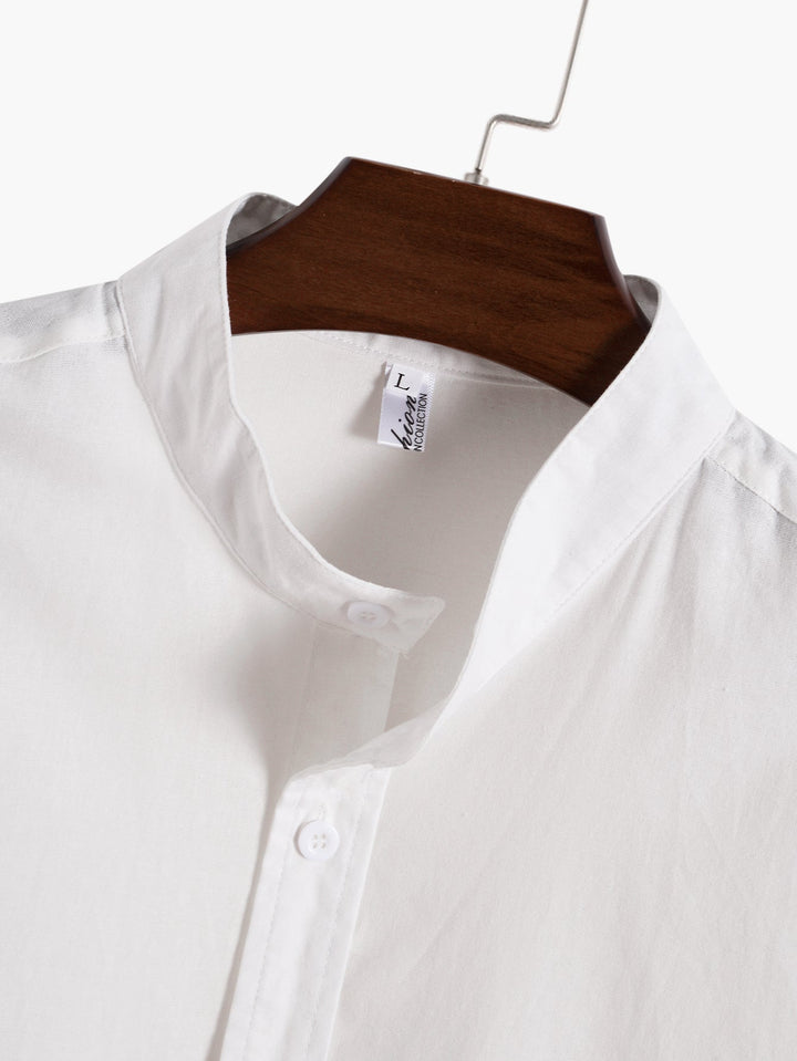 Leichter Herren Sommeranzug in Beige, Freizeit-Zweiteiler mit luftigem Hemd und Hose für warme Tage.