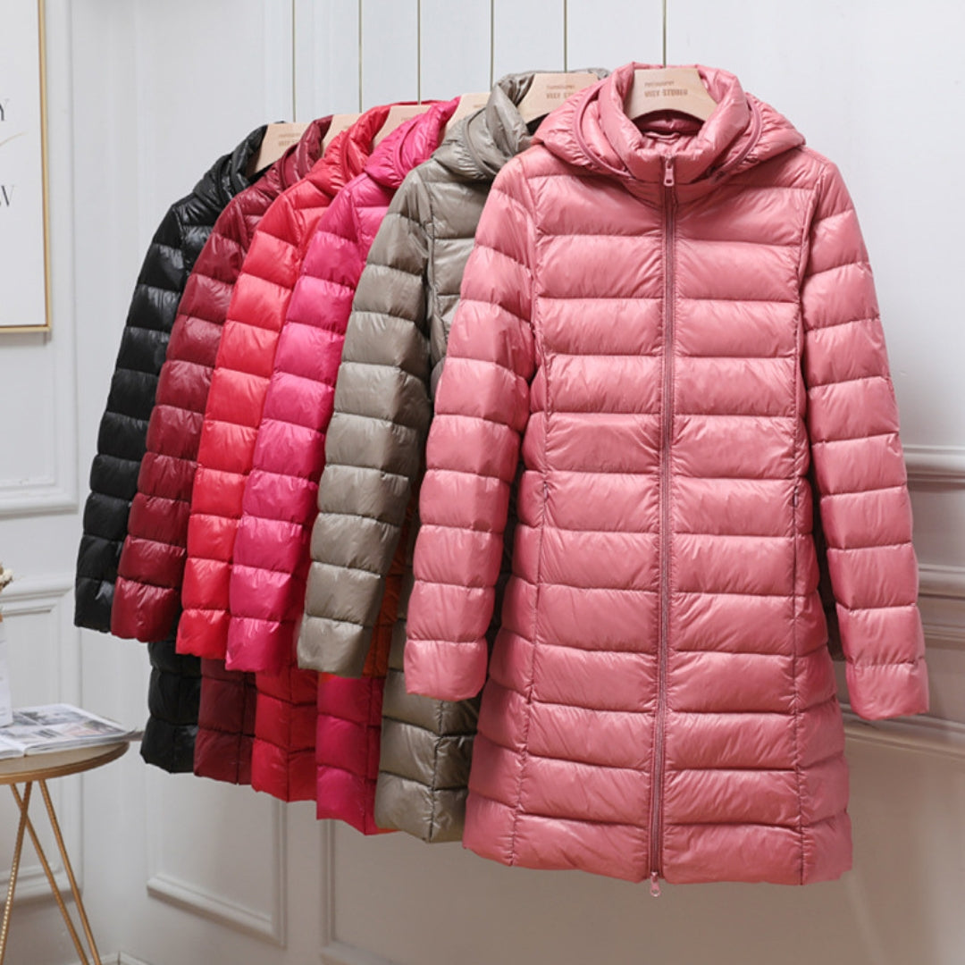 Moderne, packbare Damen-Daunenjacke mit Kapuze. Ultraleicht, wasserabweisend & warm. Ideal für Reise & Freizeit.