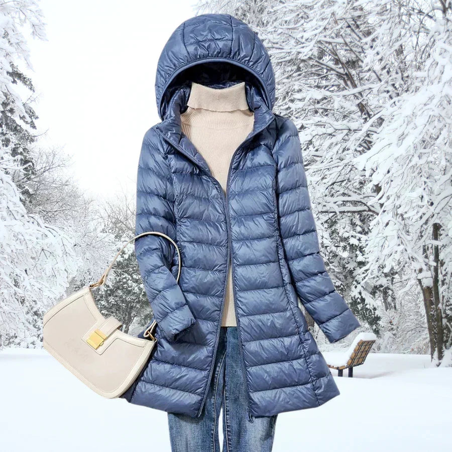 Stilvolle, wasserabweisende Damen Ultraleicht-Daunenjacke mit Kapuze. Bequem für Outdoor & Herbstmode.