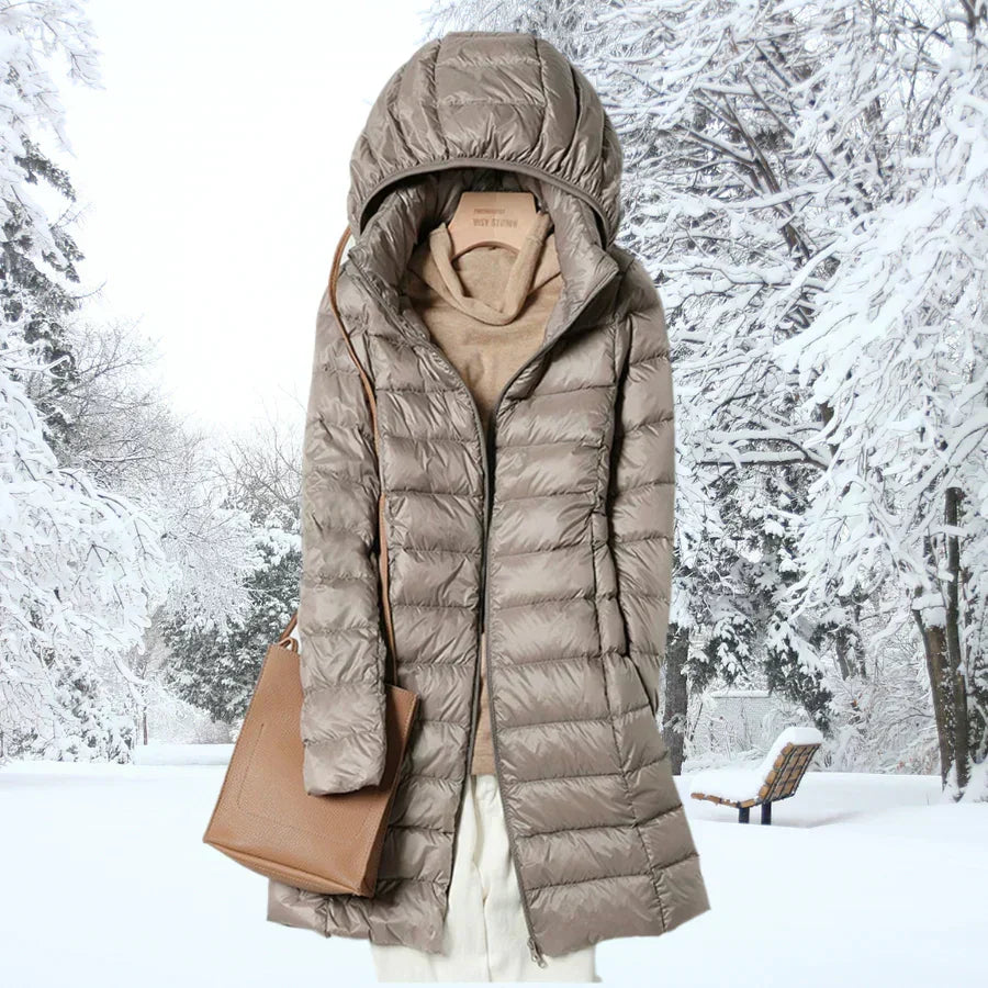 Warme Damen Kapuzen-Daunenjacke, ultraleicht & packbar. Perfekt als Reise- oder Freizeitjacke im Herbst/Winter.