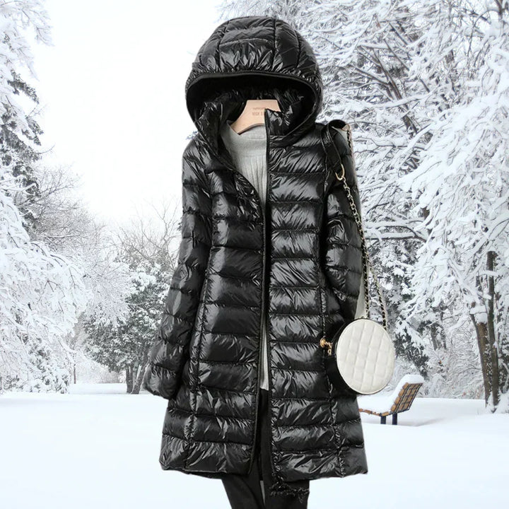 Packbare Damen-Daunenjacke mit Kapuze. Ultraleicht, wasserabweisend & warm für Outdoor-Abenteuer im Winter.