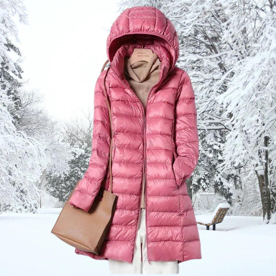 Ultraleichte, packbare Damen Daunen-Kapuzenjacke, wasserabweisend. Ideal als Reise- & Freizeitjacke.