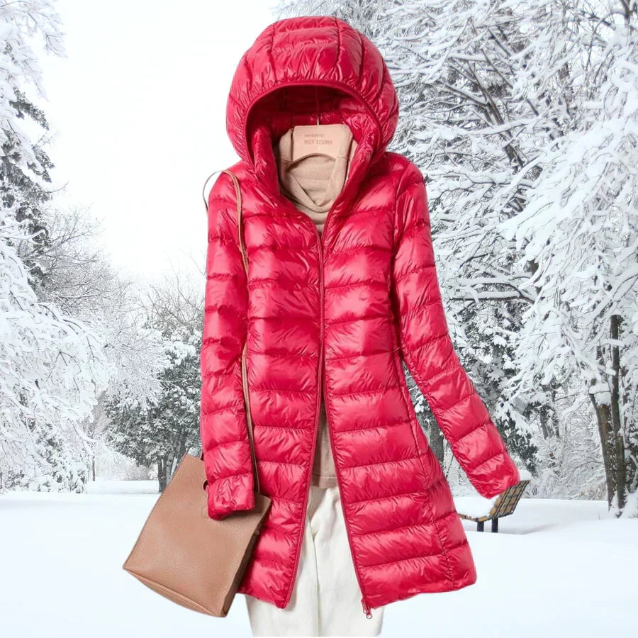 Damen Winterjacke: Ultraleichte, wasserabweisende Daunenjacke mit Kapuze. Stilvolle Herbstmode für Outdoor.