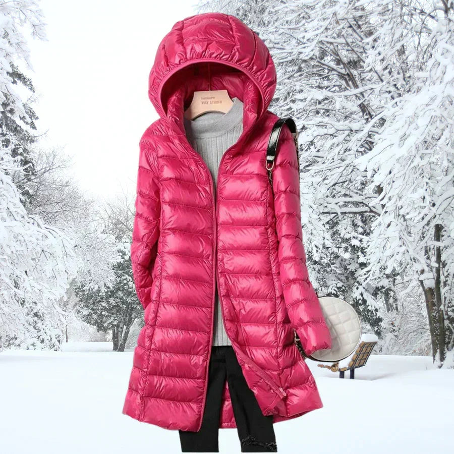 Hochwertige, warme Damen-Daunenjacke mit Kapuze. Ultraleicht, packbar & wasserabweisend für jede Aktivität.