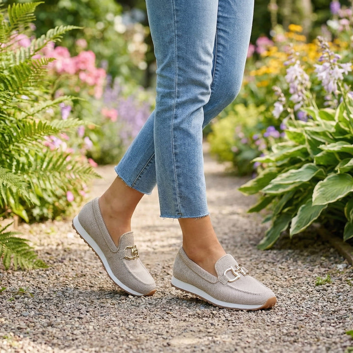 Dame trägt bequeme orthopädische Damen Loafer Sneakers. Komfortschuhe für den Alltag und Freizeit.