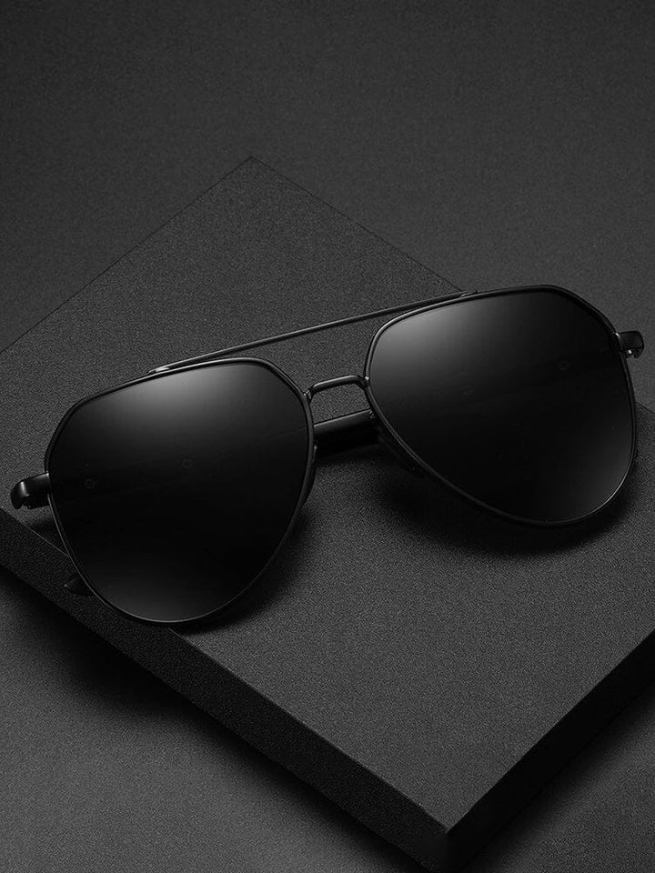 Modische Herren Sonnenbrille: Runde Gläser, Metallrahmen, polarisiert für optimalen UV-Schutz.