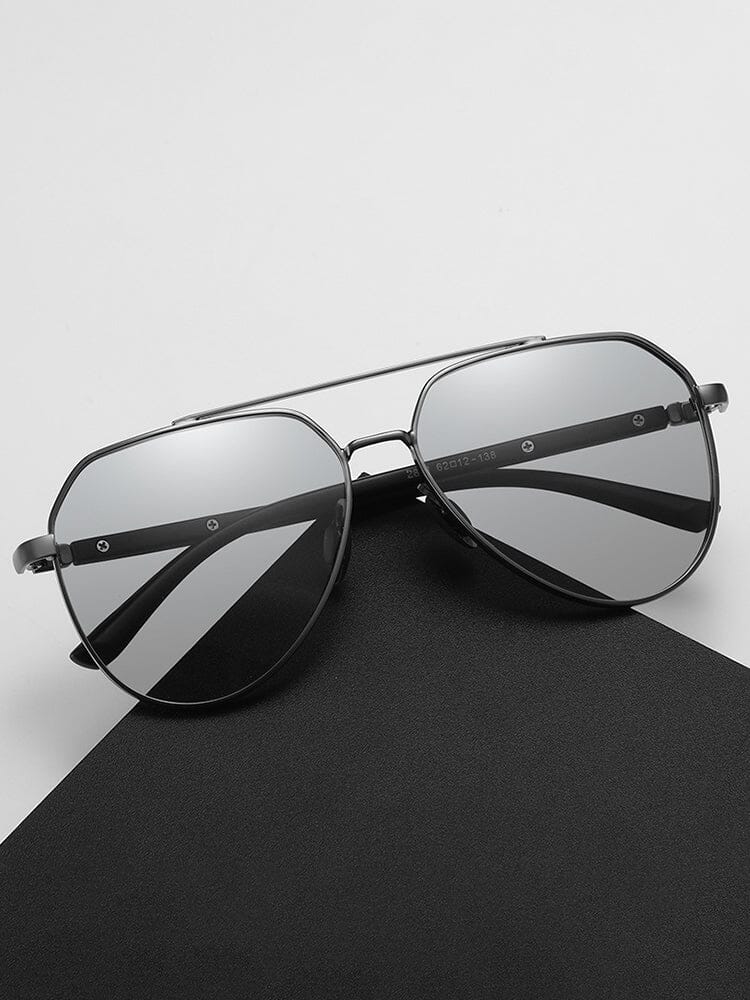 Runde Herren Sonnenbrille, polarisiert und mit robustem Metallrahmen. Stilvolles Accessoire mit UV-Schutz.