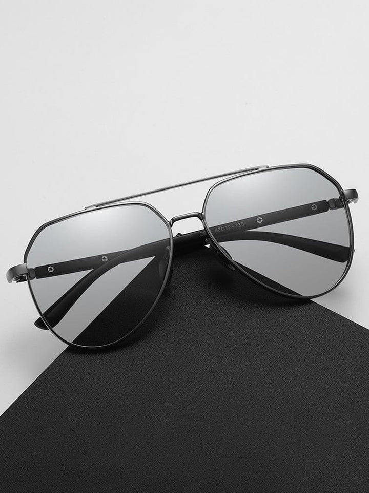 Runde Herren Sonnenbrille, polarisiert und mit robustem Metallrahmen. Stilvolles Accessoire mit UV-Schutz.