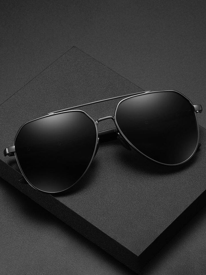 Stilvolle Herren Sonnenbrille rund, mit polarisierten Gläsern und leichtem Metallrahmen. Bietet UV-Schutz.