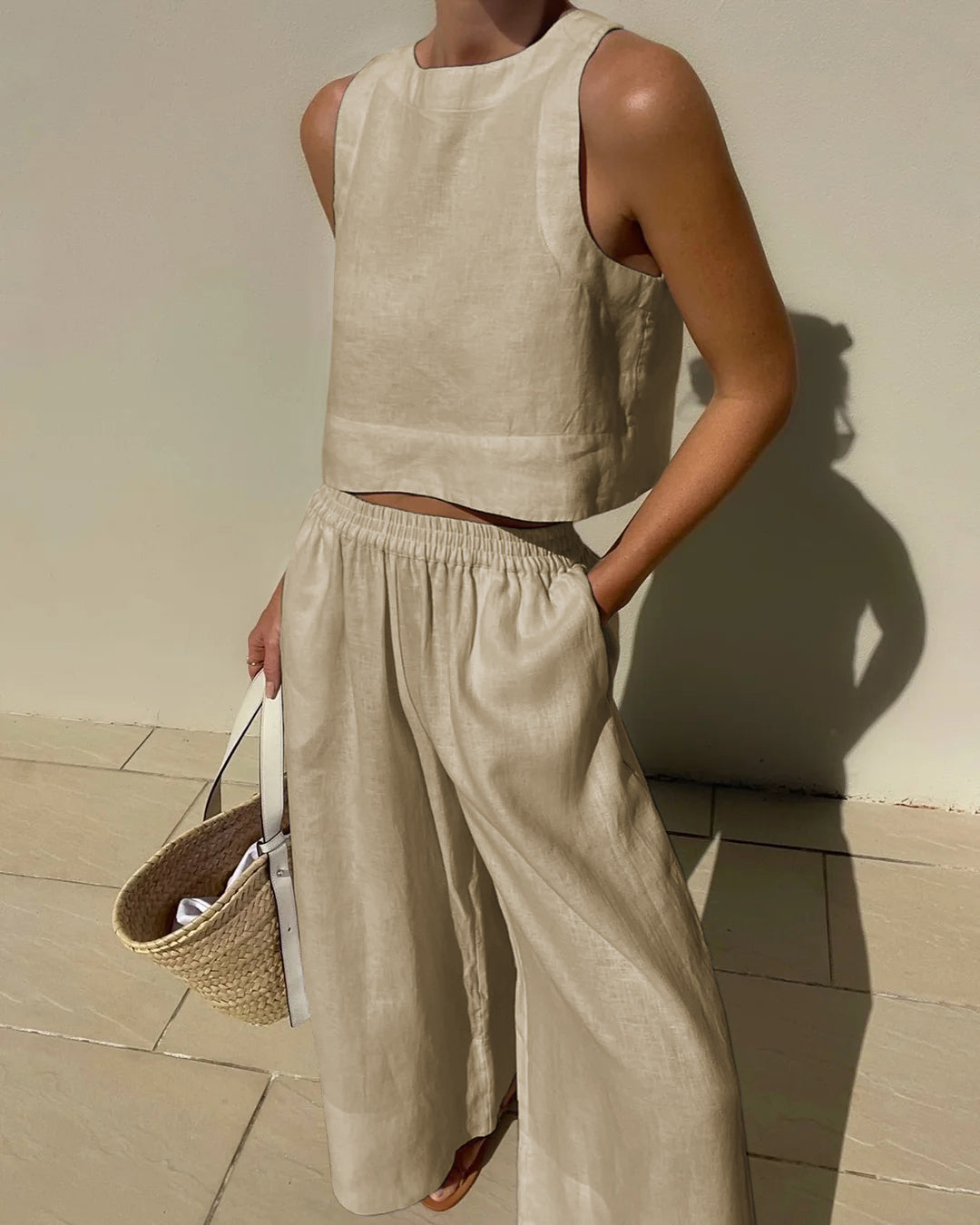 Eleganter Damen Zweiteiler: Sommer-Outfit mit ärmellosem Top & lockerer Hose. Perfekt für Urlaub & Alltag.