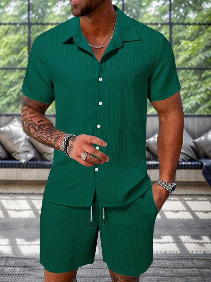 Komfortables Herren Sommer Outfit, bestehend aus einem stilvollen Hemd und passenden Shorts.