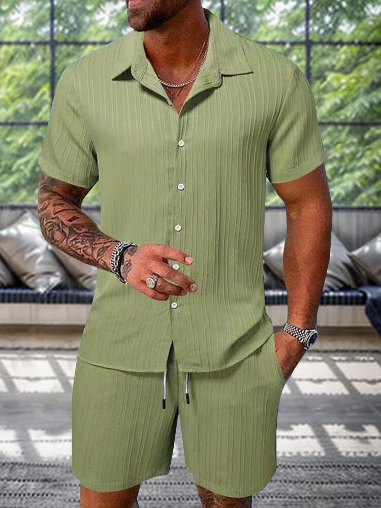 Stilvolles Herren Zweiteiler Outfit für Freizeit & Urlaub, mit lockerem Hemd & Shorts.