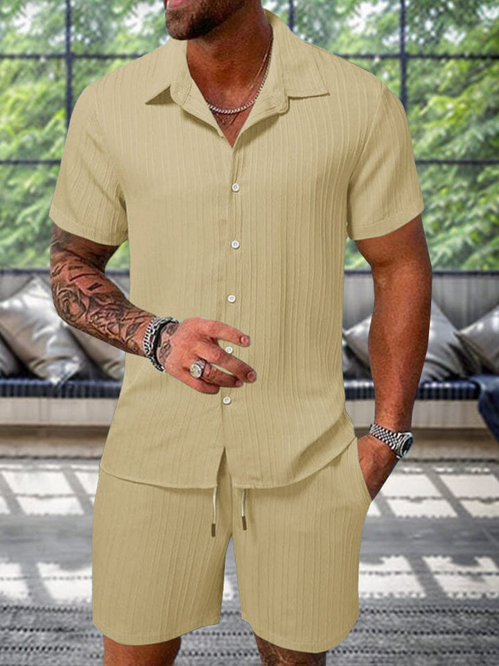Herren Freizeithemd-Shorts-Kombination mit elastischem Bund, ideal für aktive Tage.