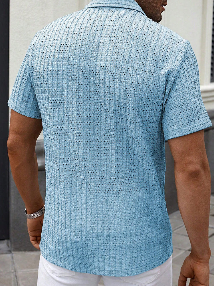 Detailansicht: Kubanischer Kragen & feines Jacquard-Muster des Herren Sommer Kurzarmhemdes, Oversize-Passform.