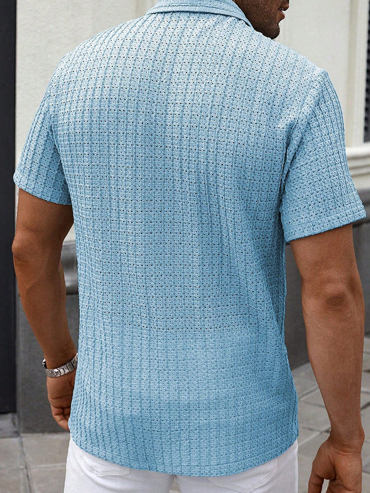 Detailansicht: Kubanischer Kragen & feines Jacquard-Muster des Herren Sommer Kurzarmhemdes, Oversize-Passform.