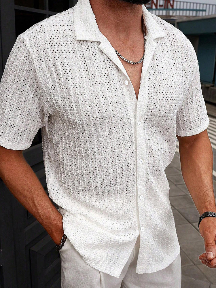Mann trägt lässiges Oversize Jacquard Herrenhemd mit Kubanischem Kragen. Ideal für sommerliche Freizeit-Outfits.