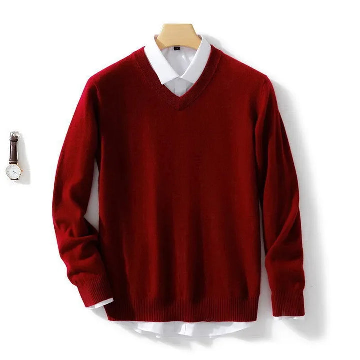 Klassischer Herren-Strickpullover mit V-Ausschnitt in Dunkelblau. Bequemes Langarm-Oberteil für Büro & Alltag.