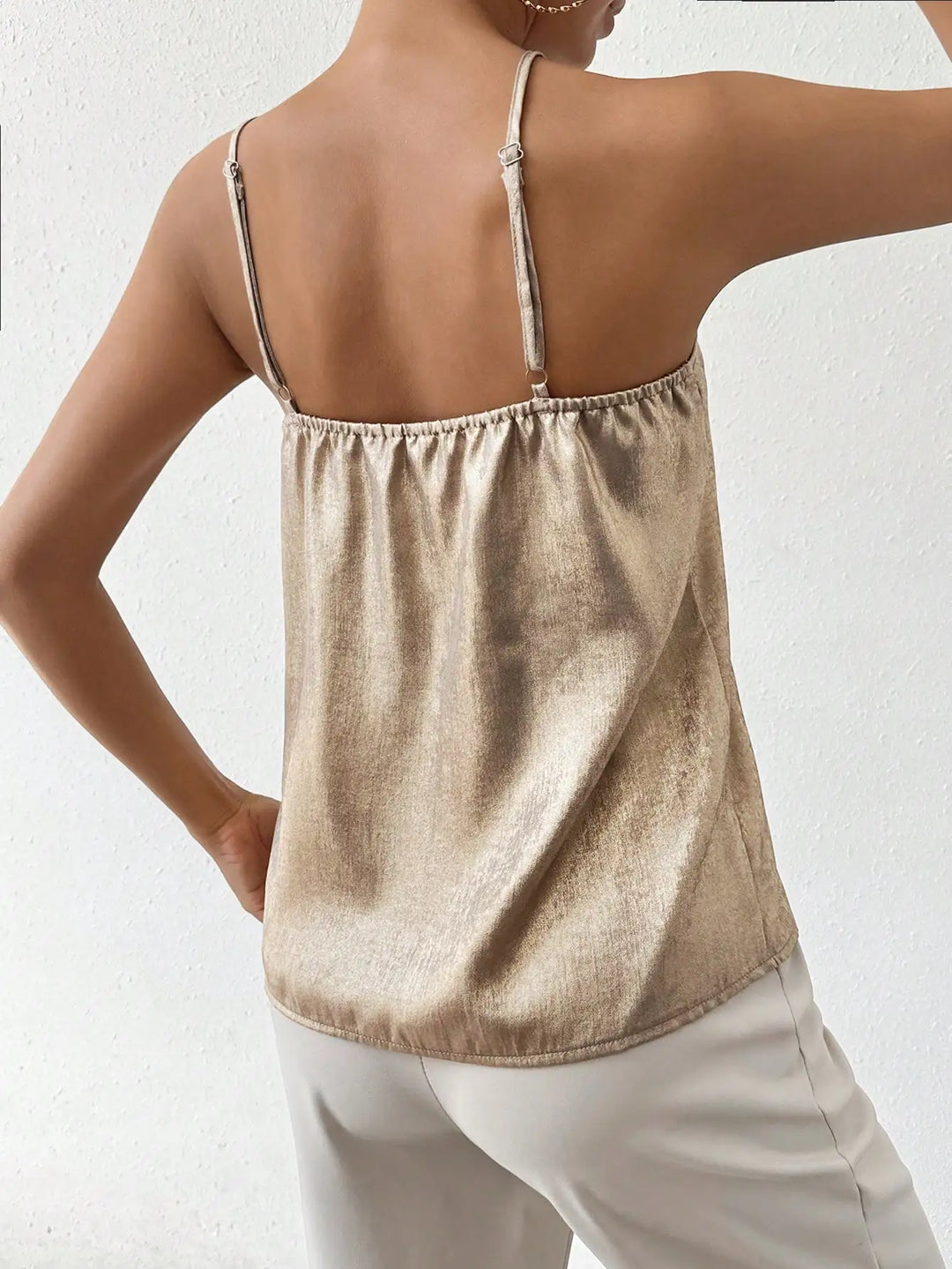 Vielseitiges Damen Cami-Oberteil mit V-Ausschnitt & dünnen Trägern. Perfekt für festliche Looks oder als Sommer-Basic.