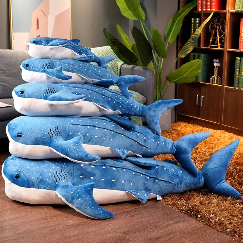 Weiches, großes Walhai Kuscheltier in Blau, Rosa & Grau; perfekt zum Kuscheln für alle Altersgruppen.