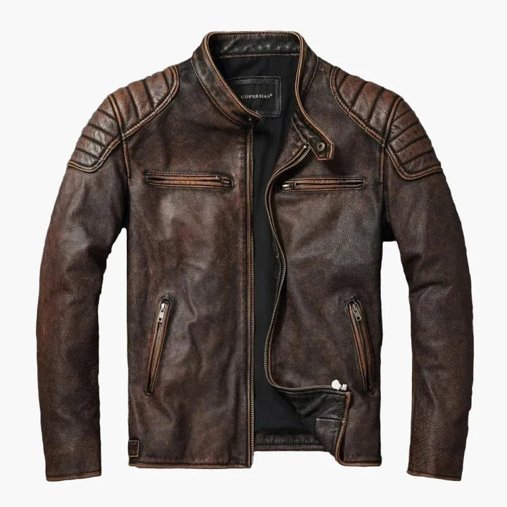 Mann trägt schwarze Herren Motorradjacke im Biker-Stil, Slim Fit. Trendige Freizeitjacke für urbanen Look.